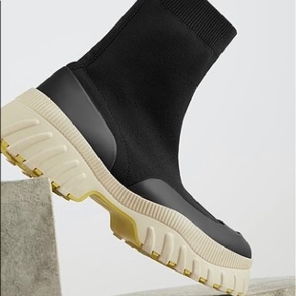 “SOLD OUT” ZARA SNEAKERS - Picture 3 of 5